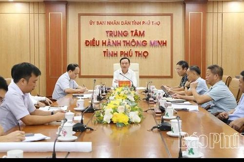Phó Chủ tịch UBND tỉnh Quách Tất Liêm nghe báo cáo về các dự án giao thông