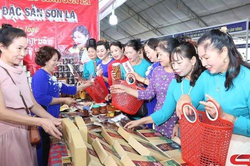 Duyên dáng 'Áo dài – xách làn đi chợ' chào mừng Ngày Phụ nữ Việt Nam 20/10