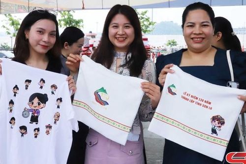 Tặng sản phẩm bộ nhận diện thương hiệu Kỷ niệm 130 năm thành lập tỉnh Sơn La