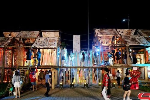 Triển lãm nghệ thuật thị giác 'Xống chụ xôn xao'