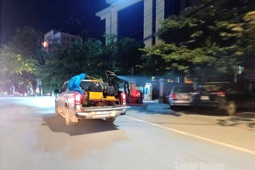 Phun hóa chất khử trùng sau bão