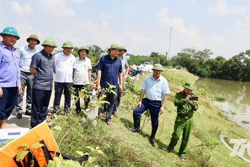 Đồng chí Phó Bí thư Tỉnh ủy Đinh Quang Tuyên kiểm tra công tác khắc phục hậu quả mưa lũ