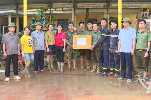 Chủ tịch UBND tỉnh Thái Nguyên động viên các lực lượng tham gia khắc phục hậu quả mưa lũ