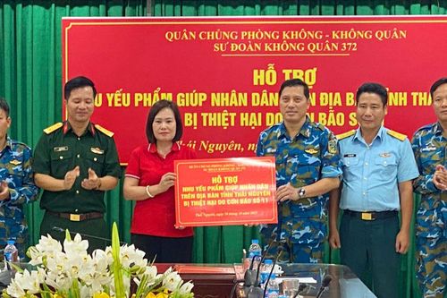 Tiếp nhận hàng cứu trợ hỗ trợ khắc phục hậu quả bão số 11