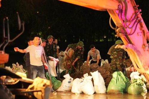 Bắc Ninh: Trắng đêm đắp đê ngăn lũ sông Cầu