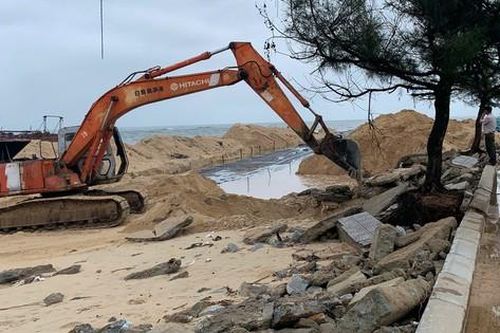 Huế: Gia cố khẩn cấp ngăn sạt lở bờ biển Thuận An