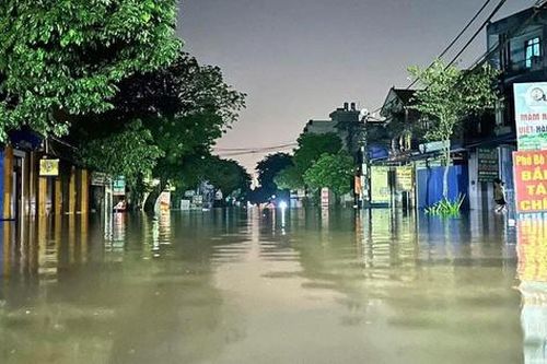 Hà Nội: Người dân vùng ven vật lộn với nước lũ dâng cao, chờ cứu trợ