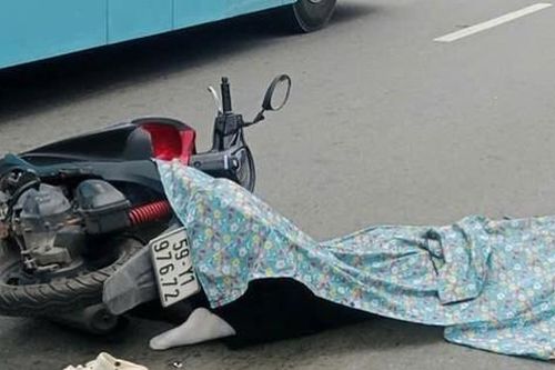 TP.HCM: Xe máy va chạm xe buýt, nữ sinh tử vong