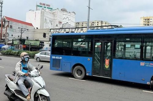 Bản tin TNGT 10/10: Xe máy va chạm xe buýt ở TP.HCM, một người tử vong