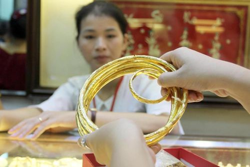 Từ hôm nay mua bán vàng trên 20 triệu đồng phải chuyển khoản