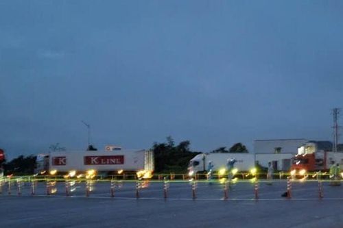 Quảng Trị: Hoàn thành lắp đặt tạm cọc tiêu mềm tại nút giao thông vòng xuyến QL 9A