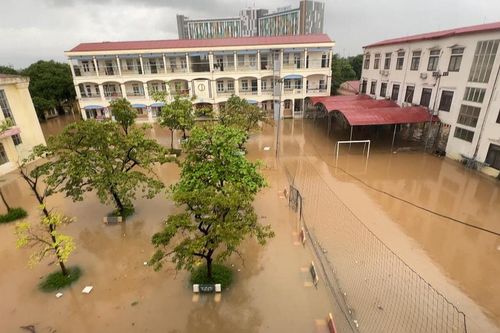Hà Nội: Một trường học vẫn đóng cửa liên tiếp 10 ngày vì nước chưa rút
