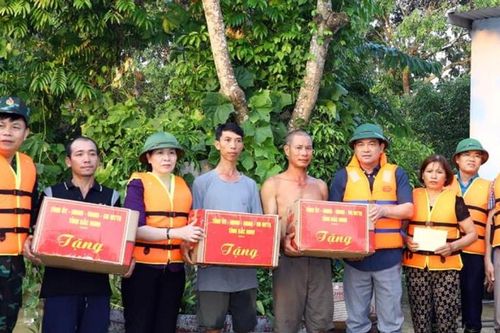 Bí thư Tỉnh ủy Bắc Ninh Nguyễn Hồng Thái thăm, tặng quà người dân xã Kép bị ảnh hưởng bởi mưa lũ