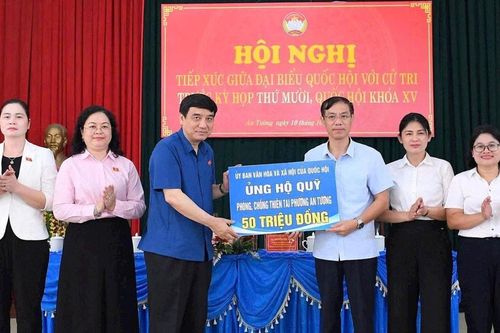 Chủ nhiệm Ủy ban Văn hóa và Xã hội Nguyễn Đắc Vinh tiếp xúc cử tri phường An Tường, Tuyên Quang