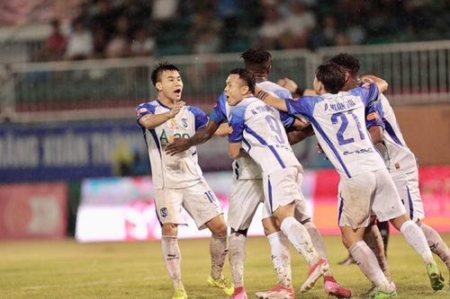 Cấp phép cho các CLB V.League: Bao giờ hết ngoại lệ?