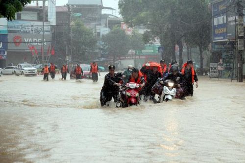 Những ngày sống trong lũ giúp dân