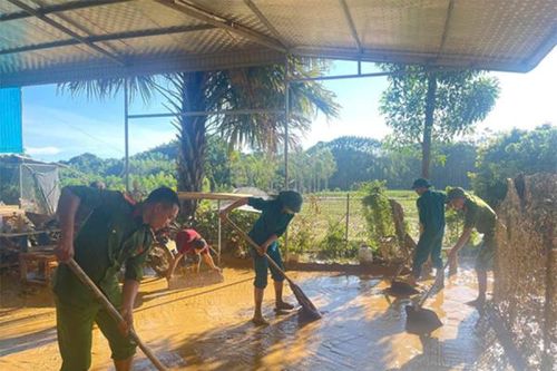 Công an Bắc Ninh giúp dân khắc phục hậu quả thiên tai, đảm bảo an toàn đê điều