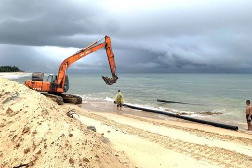 Khẩn trương thi công kè mềm ngăn sạt lở bờ biển Thuận An