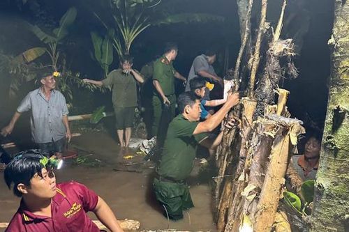 Đồng Tháp: Công an xã hỗ trợ người dân khắc phục sự cố vỡ đê bao