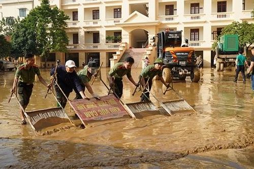 Công an Thái Nguyên dọn dẹp vệ sinh môi trường sau mưa lũ