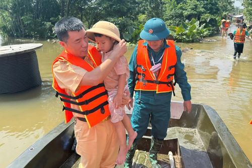 CSGT Hà Nội hỗ trợ người dân vùng ngập úng