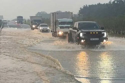 Phân luồng giao thông khu vực úng ngập trên cao tốc