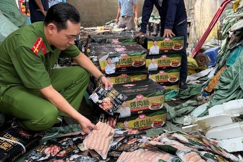 Hồi chuông cảnh báo từ vụ phát hiện 1,7 tấn xúc xích không rõ nguồn gốc ở Hà Nội