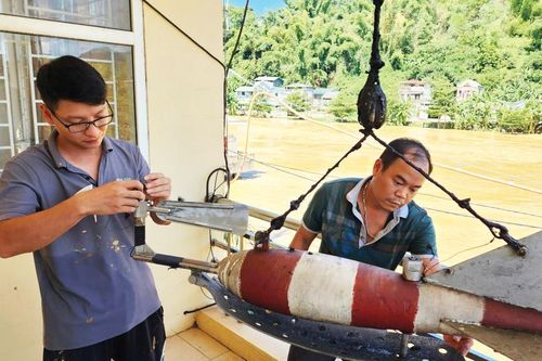 Những người 'đo gió - đếm mưa' giữa cơn mưa lũ