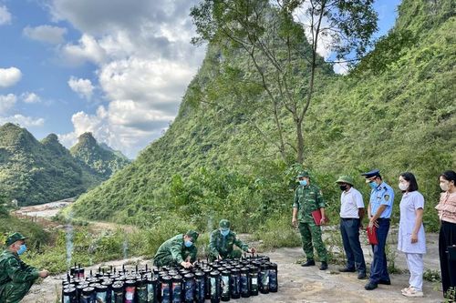 Đồn Biên phòng Cửa khẩu Quốc tế Trà Lĩnh tiêu hủy 100 bình khí cười