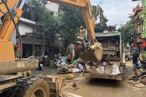 Nâng cao ý thức người dân trong việc xử lý rác thải sau mưa lũ