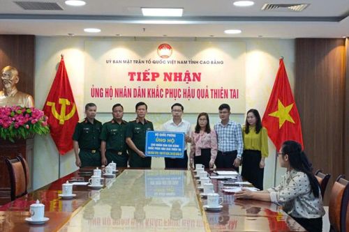 Tiếp nhận hàng cứu trợ của Bộ Quốc phòng