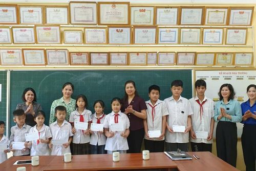 Nhiều hoạt động hỗ trợ, khắc phục hậu quả và xử lý môi trường sau bão lũ