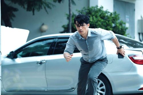 Liên Bỉnh Phát đóng chính 'Bẫy tiền' - phim Việt đầu tiên vén màn cú lừa tiền tỷ qua điện thoại trên màn ảnh rộng