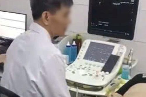 Vụ bác sĩ vừa siêu âm vừa xem bóng đá: Điều khó giãi bày phía sau 1 clip