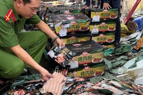 Ngăn chặn kịp thời gần 1,7 tấn xúc xích trôi nổi chuẩn bị 'tuồn' ra thị trường
