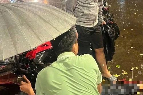 Ai đã lái xe ô tô nghi tông 1 học sinh nguy kịch rồi bỏ trốn: Người mẹ chia sẻ điều lo lắng