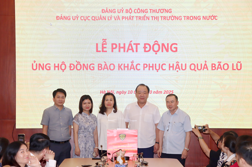 Cục Quản lý và Phát triển thị trường trong nước ủng hộ đồng bào vùng bão lũ