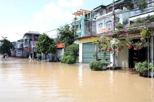 Lạng Sơn: Lật xuồng cứu hộ trong đêm, 7 người may mắn được cứu an toàn