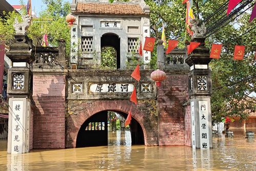Làng cổ Thổ Hà chìm trong biển nước, hơn 8.000 người dân bị cô lập