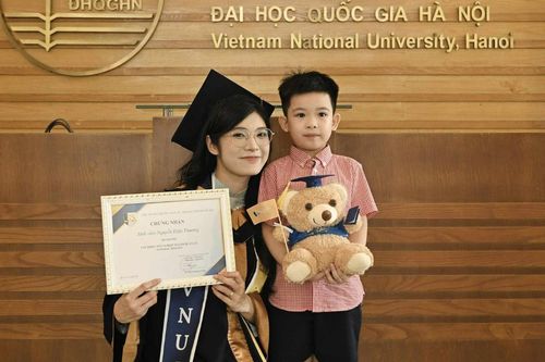 Bỏ nghề tiếp viên hàng không, mẹ một con thành thủ khoa đại học
