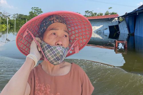 'Rốn lũ' Hà Nội: Tối nước còn mấp mé mép sân, trưa hôm sau đã tới nóc nhà