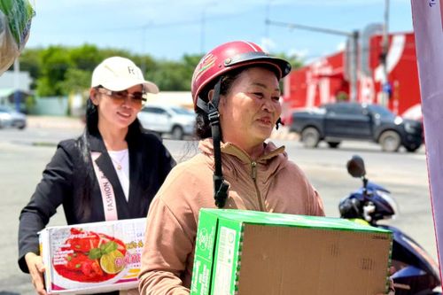 Người dân Tây Ninh góp từng thùng mì, lốc sữa gửi đến đồng bào vùng lũ