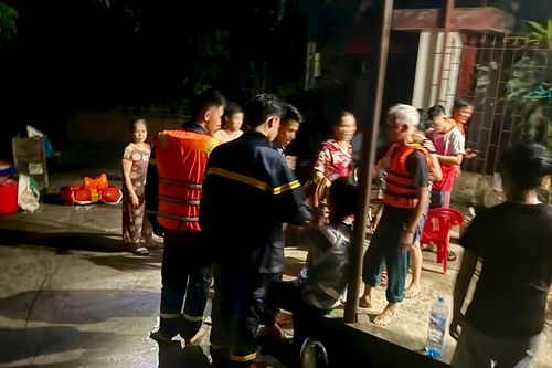 Lật xuồng cứu hộ giữa dòng lũ ở Lạng Sơn, 7 cán bộ được cứu an toàn