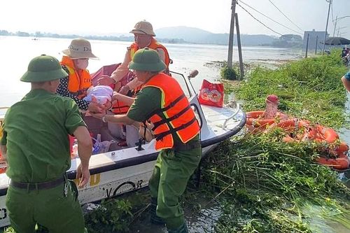 CSGT Bắc Ninh vượt lũ cứu hai sản phụ và con nhỏ giữa vùng ngập sâu