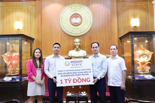 Diana Unicharm tặng 30.000 sản phẩm vệ sinh cho phụ nữ và trẻ em sau bão lũ