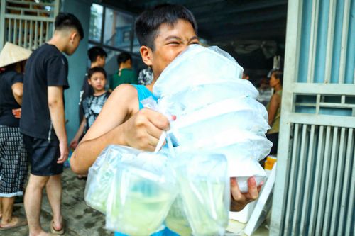 Ấm lòng suất cơm nghĩa tình gửi đến vùng lũ ngoại thành Hà Nội