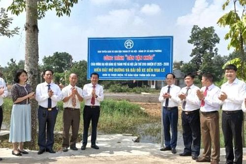 Đoài Phương gắn biển công trình 'Dân vận khéo' hiến đất mở đường