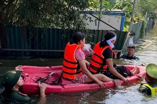 Xã Sóc Sơn huy động hơn 500 lượt người ứng cứu và hỗ trợ người dân vùng lũ
