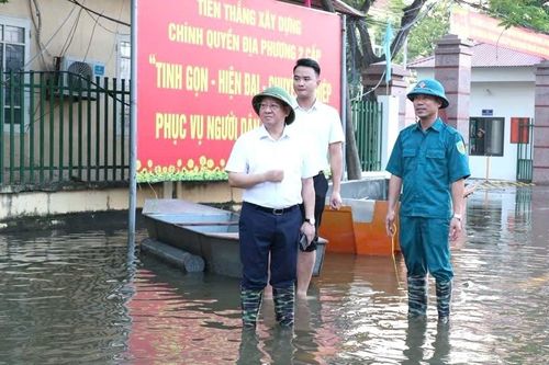 Xã Tiến Thắng huy động lực lượng di dời người dân ở khu vực ngập sâu