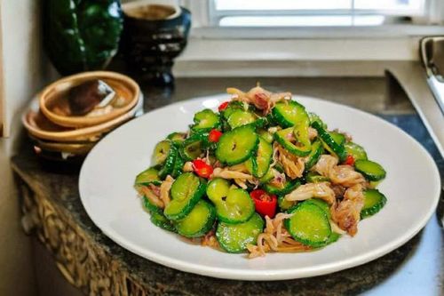 2 nguyên liệu rẻ tiền này đem xào lên, vị giòn tan, ngọt ngon và thơm phức khiến cơm được ăn hết sạch